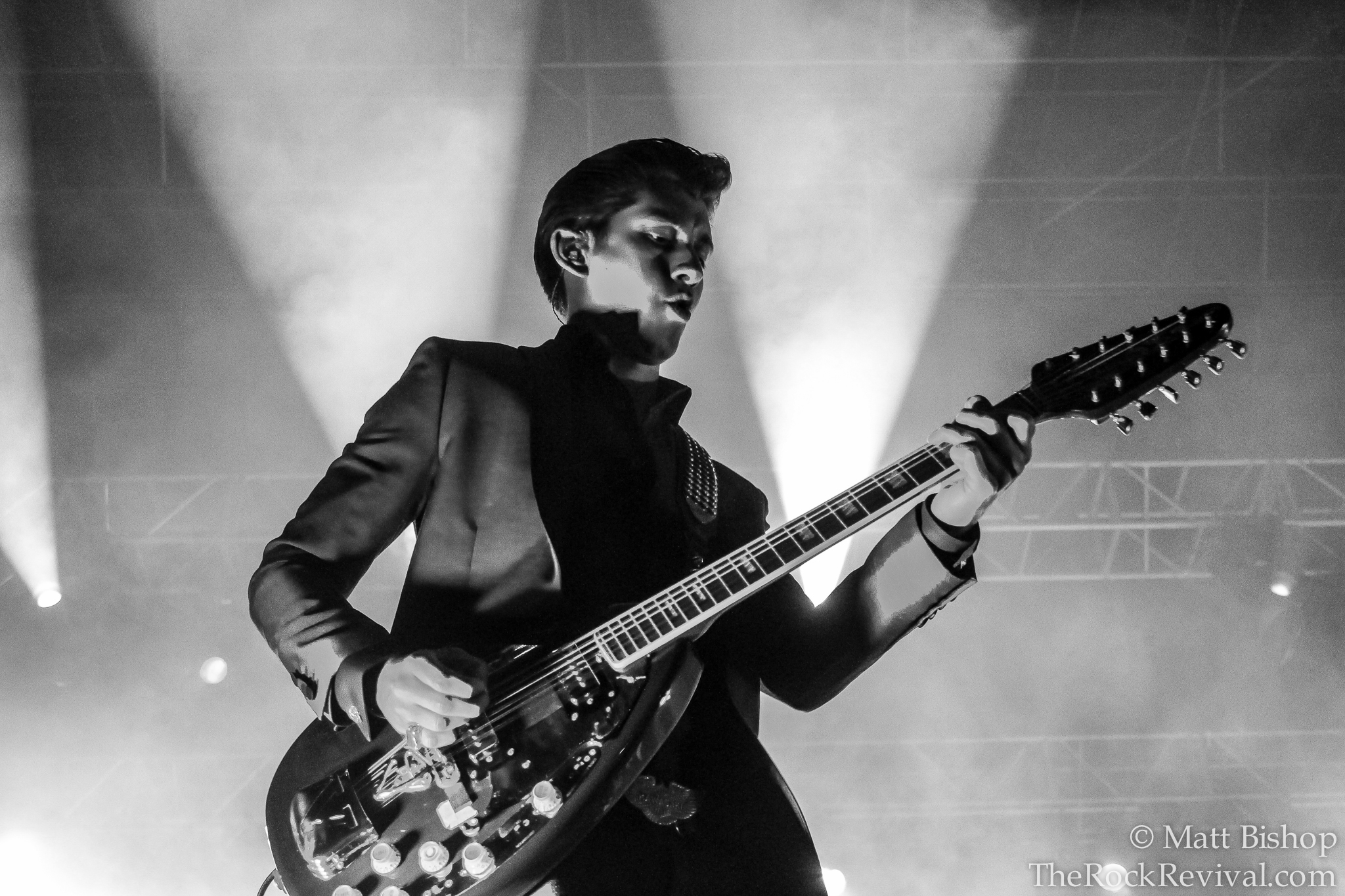 ARCTIC MONKEYS PREMIERE NEW MUSIC VIDEO FOR “SNAP OUT OF IT”