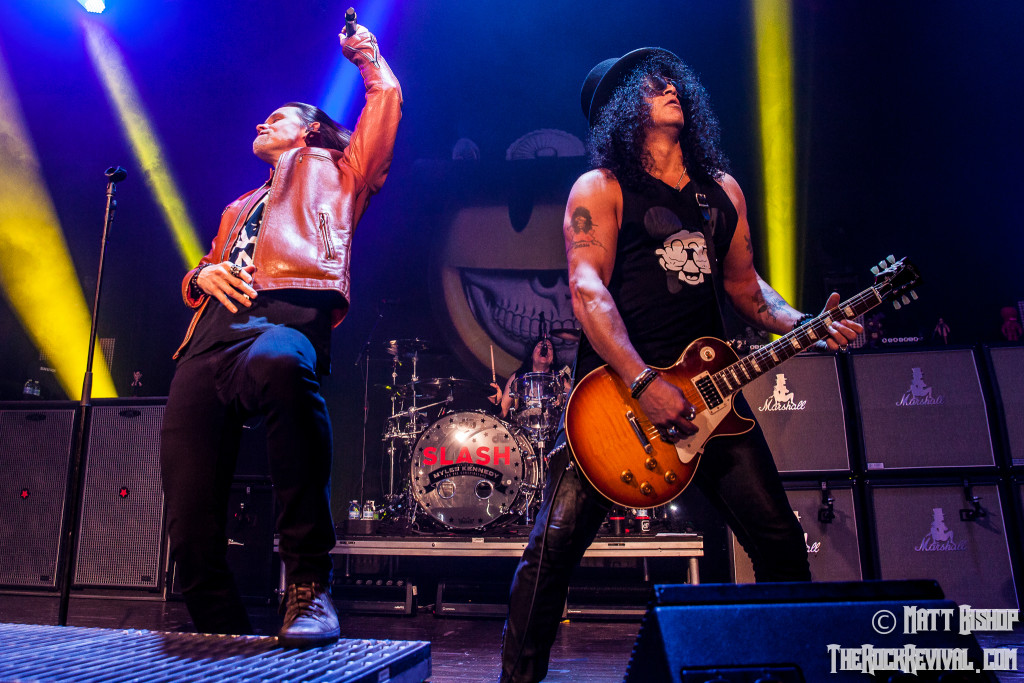 Slash performing with Myles Kennedy in 2015